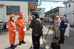 訓練後、テレビ局の取材を受ける中田会長（左）と古川会長（右）