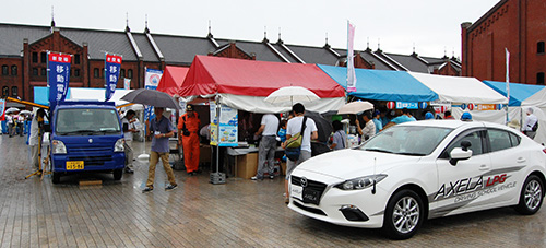 協会の展示ブース（右はＬＰガス自動車、左は移動電源車）