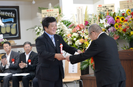 感謝状が葉山町商工会の栁新一郎会長から協会の関口淳也副会長に贈呈